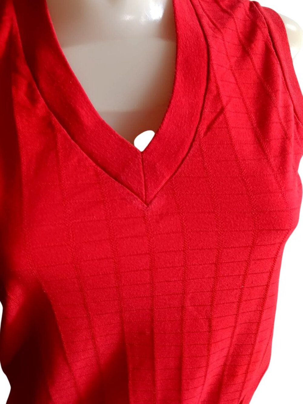 True Vintage Sleeveless V-Neck Knitted Top Medium 70's Ribbed Textured Soft